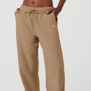 ALO Yoga Accolade Straight Leg Sweatpants in Gravel